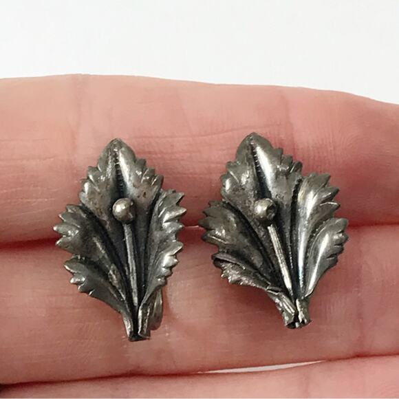 Antique Sterling Silver Botanical Lilly Flower Design Screw Back Earrings - Picture 3 of 14